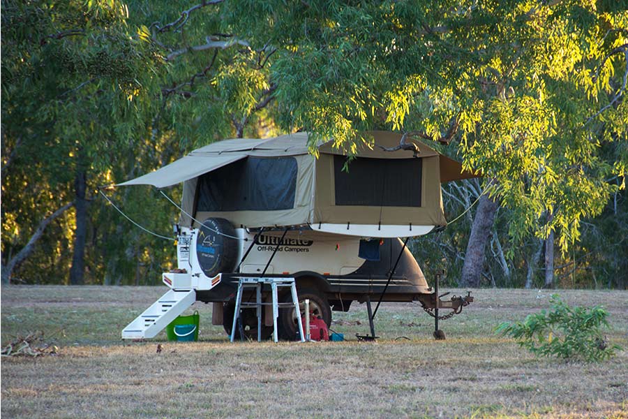  En Ultimate Off-Road Campers camper trailer oppsett utendørs