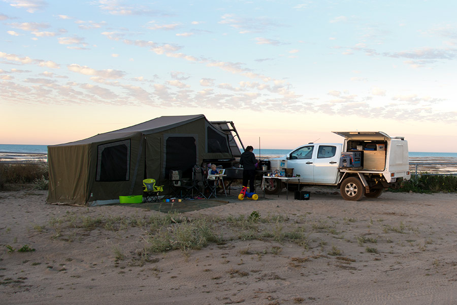 Ein Wohnmobilanhänger mit weichem Boden neben 4wd am Strand